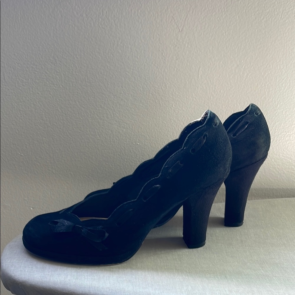 Daisy Fuentes Black Suede Scallop Laced Trim Heels Size 7 - Picture 7 of 10